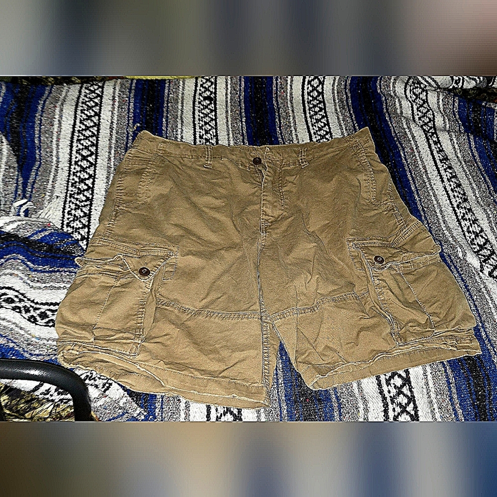 CARGO SHORTS - USED GOOD CONDITION - AMERICAN EAGLE